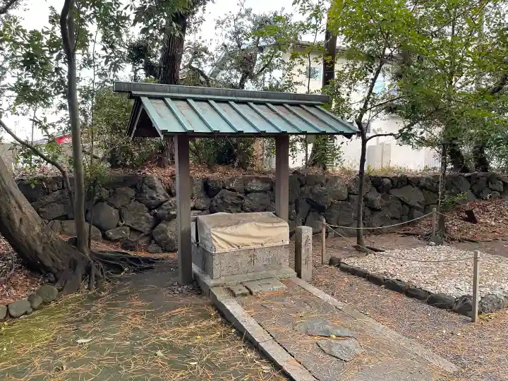 御食神社(豊受大神宮摂社)の{uncategorized: "未分類", other: "その他", undefined: "問題あり", building: "その他建物", grave: "お墓", sacred_gate: "鳥居", guardian: "狛犬", statue: "像", buddha: "仏像", history: "歴史", nature: "自然", garden: "庭園", animal: "動物", pagoda: "塔", temizu: "手水舎", mountain_gate: "山門・神門", sanctuary: "本殿・本堂", subordinate: "末社・摂社", art: "芸術", scenery: "景色", jizo: "地蔵", ema: "絵馬", goshuin: "御朱印", omikuji: "おみくじ", items: "授与品その他", amulet: "お守り", goshuincho: "御朱印帳", eats: "食事", festival: "お祭り", votive_dance: "神楽", shichigosan: "七五三参", wedding: "結婚式", experience: "体験その他", initially: "初詣", around: "周辺", anti_infection: "感染症対策"}