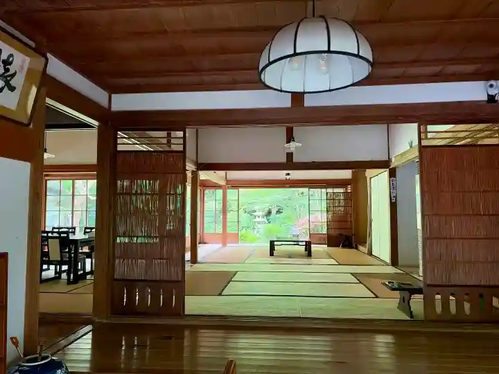 浄智寺の{uncategorized: "未分類", other: "その他", undefined: "問題あり", building: "その他建物", grave: "お墓", sacred_gate: "鳥居", guardian: "狛犬", statue: "像", buddha: "仏像", history: "歴史", nature: "自然", garden: "庭園", animal: "動物", pagoda: "塔", temizu: "手水舎", mountain_gate: "山門・神門", sanctuary: "本殿・本堂", subordinate: "末社・摂社", art: "芸術", scenery: "景色", jizo: "地蔵", ema: "絵馬", goshuin: "御朱印", omikuji: "おみくじ", items: "授与品その他", amulet: "お守り", goshuincho: "御朱印帳", eats: "食事", festival: "お祭り", votive_dance: "神楽", shichigosan: "七五三参", wedding: "結婚式", experience: "体験その他", initially: "初詣", around: "周辺", anti_infection: "感染症対策"}