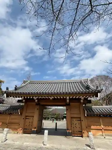 西新井大師総持寺の{uncategorized: "未分類", other: "その他", undefined: "問題あり", building: "その他建物", grave: "お墓", sacred_gate: "鳥居", guardian: "狛犬", statue: "像", buddha: "仏像", history: "歴史", nature: "自然", garden: "庭園", animal: "動物", pagoda: "塔", temizu: "手水舎", mountain_gate: "山門・神門", sanctuary: "本殿・本堂", subordinate: "末社・摂社", art: "芸術", scenery: "景色", jizo: "地蔵", ema: "絵馬", goshuin: "御朱印", omikuji: "おみくじ", items: "授与品その他", amulet: "お守り", goshuincho: "御朱印帳", eats: "食事", festival: "お祭り", votive_dance: "神楽", shichigosan: "七五三参", wedding: "結婚式", experience: "体験その他", initially: "初詣", around: "周辺", anti_infection: "感染症対策"}