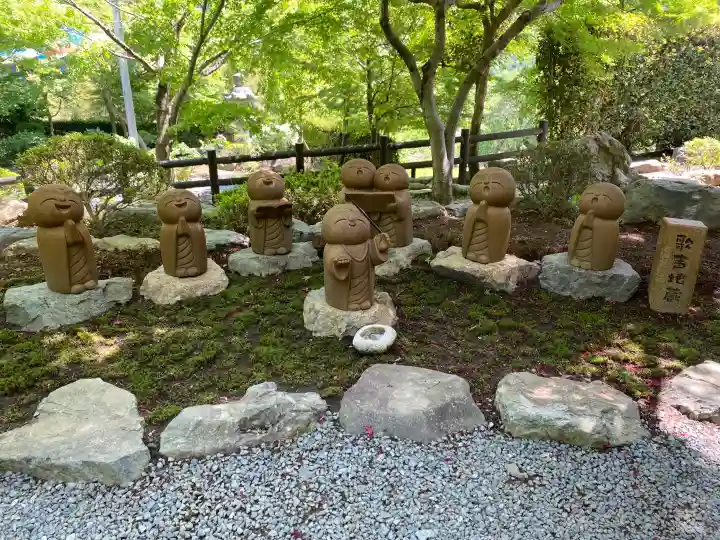 宝徳寺の{uncategorized: "未分類", other: "その他", undefined: "問題あり", building: "その他建物", grave: "お墓", sacred_gate: "鳥居", guardian: "狛犬", statue: "像", buddha: "仏像", history: "歴史", nature: "自然", garden: "庭園", animal: "動物", pagoda: "塔", temizu: "手水舎", mountain_gate: "山門・神門", sanctuary: "本殿・本堂", subordinate: "末社・摂社", art: "芸術", scenery: "景色", jizo: "地蔵", ema: "絵馬", goshuin: "御朱印", omikuji: "おみくじ", items: "授与品その他", amulet: "お守り", goshuincho: "御朱印帳", eats: "食事", festival: "お祭り", votive_dance: "神楽", shichigosan: "七五三参", wedding: "結婚式", experience: "体験その他", initially: "初詣", around: "周辺", anti_infection: "感染症対策"}