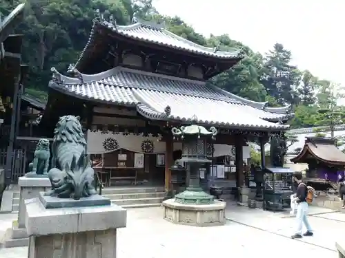 宝山寺の本殿・本堂