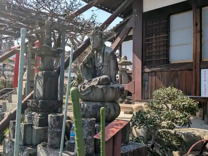 本覚寺の{uncategorized: "未分類", other: "その他", undefined: "問題あり", building: "その他建物", grave: "お墓", sacred_gate: "鳥居", guardian: "狛犬", statue: "像", buddha: "仏像", history: "歴史", nature: "自然", garden: "庭園", animal: "動物", pagoda: "塔", temizu: "手水舎", mountain_gate: "山門・神門", sanctuary: "本殿・本堂", subordinate: "末社・摂社", art: "芸術", scenery: "景色", jizo: "地蔵", ema: "絵馬", goshuin: "御朱印", omikuji: "おみくじ", items: "授与品その他", amulet: "お守り", goshuincho: "御朱印帳", eats: "食事", festival: "お祭り", votive_dance: "神楽", shichigosan: "七五三参", wedding: "結婚式", experience: "体験その他", initially: "初詣", around: "周辺", anti_infection: "感染症対策"}