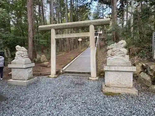 眞名井神社（籠神社奥宮）の{uncategorized: "未分類", other: "その他", undefined: "問題あり", building: "その他建物", grave: "お墓", sacred_gate: "鳥居", guardian: "狛犬", statue: "像", buddha: "仏像", history: "歴史", nature: "自然", garden: "庭園", animal: "動物", pagoda: "塔", temizu: "手水舎", mountain_gate: "山門・神門", sanctuary: "本殿・本堂", subordinate: "末社・摂社", art: "芸術", scenery: "景色", jizo: "地蔵", ema: "絵馬", goshuin: "御朱印", omikuji: "おみくじ", items: "授与品その他", amulet: "お守り", goshuincho: "御朱印帳", eats: "食事", festival: "お祭り", votive_dance: "神楽", shichigosan: "七五三参", wedding: "結婚式", experience: "体験その他", initially: "初詣", around: "周辺", anti_infection: "感染症対策"}