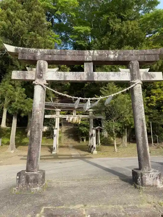 鵜羽神社の{uncategorized: "未分類", other: "その他", undefined: "問題あり", building: "その他建物", grave: "お墓", sacred_gate: "鳥居", guardian: "狛犬", statue: "像", buddha: "仏像", history: "歴史", nature: "自然", garden: "庭園", animal: "動物", pagoda: "塔", temizu: "手水舎", mountain_gate: "山門・神門", sanctuary: "本殿・本堂", subordinate: "末社・摂社", art: "芸術", scenery: "景色", jizo: "地蔵", ema: "絵馬", goshuin: "御朱印", omikuji: "おみくじ", items: "授与品その他", amulet: "お守り", goshuincho: "御朱印帳", eats: "食事", festival: "お祭り", votive_dance: "神楽", shichigosan: "七五三参", wedding: "結婚式", experience: "体験その他", initially: "初詣", around: "周辺", anti_infection: "感染症対策"}