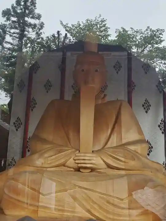 須賀神社の像