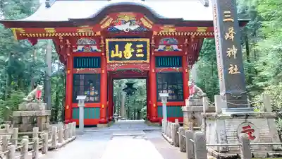三峯神社の山門・神門