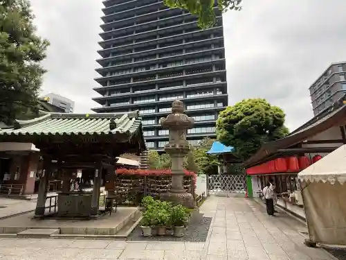 豊川稲荷東京別院の{uncategorized: "未分類", other: "その他", undefined: "問題あり", building: "その他建物", grave: "お墓", sacred_gate: "鳥居", guardian: "狛犬", statue: "像", buddha: "仏像", history: "歴史", nature: "自然", garden: "庭園", animal: "動物", pagoda: "塔", temizu: "手水舎", mountain_gate: "山門・神門", sanctuary: "本殿・本堂", subordinate: "末社・摂社", art: "芸術", scenery: "景色", jizo: "地蔵", ema: "絵馬", goshuin: "御朱印", omikuji: "おみくじ", items: "授与品その他", amulet: "お守り", goshuincho: "御朱印帳", eats: "食事", festival: "お祭り", votive_dance: "神楽", shichigosan: "七五三参", wedding: "結婚式", experience: "体験その他", initially: "初詣", around: "周辺", anti_infection: "感染症対策"}
