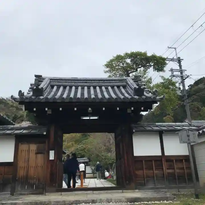 霊鑑寺門跡の山門・神門