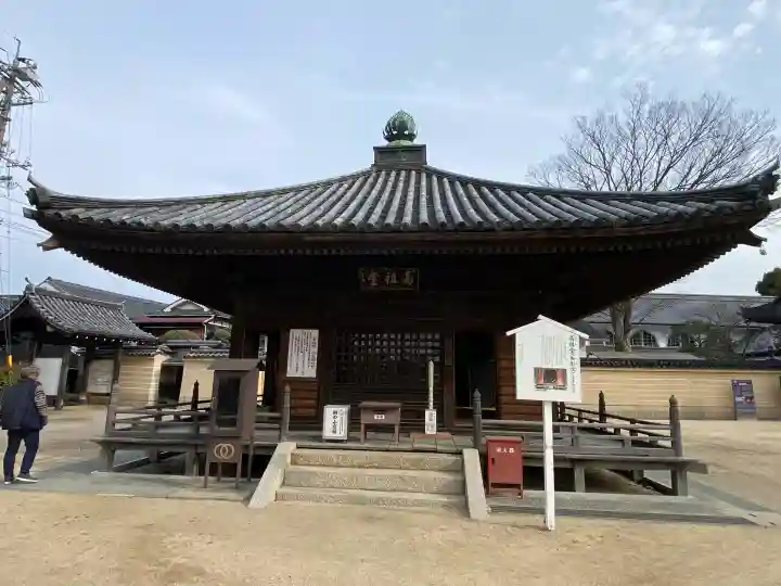 西大寺の{uncategorized: "未分類", other: "その他", undefined: "問題あり", building: "その他建物", grave: "お墓", sacred_gate: "鳥居", guardian: "狛犬", statue: "像", buddha: "仏像", history: "歴史", nature: "自然", garden: "庭園", animal: "動物", pagoda: "塔", temizu: "手水舎", mountain_gate: "山門・神門", sanctuary: "本殿・本堂", subordinate: "末社・摂社", art: "芸術", scenery: "景色", jizo: "地蔵", ema: "絵馬", goshuin: "御朱印", omikuji: "おみくじ", items: "授与品その他", amulet: "お守り", goshuincho: "御朱印帳", eats: "食事", festival: "お祭り", votive_dance: "神楽", shichigosan: "七五三参", wedding: "結婚式", experience: "体験その他", initially: "初詣", around: "周辺", anti_infection: "感染症対策"}