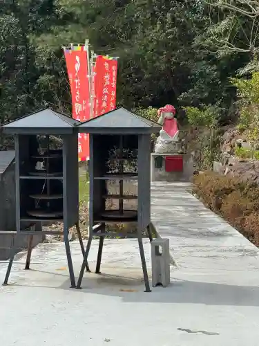 岩戸弘法弘峰寺の{uncategorized: "未分類", other: "その他", undefined: "問題あり", building: "その他建物", grave: "お墓", sacred_gate: "鳥居", guardian: "狛犬", statue: "像", buddha: "仏像", history: "歴史", nature: "自然", garden: "庭園", animal: "動物", pagoda: "塔", temizu: "手水舎", mountain_gate: "山門・神門", sanctuary: "本殿・本堂", subordinate: "末社・摂社", art: "芸術", scenery: "景色", jizo: "地蔵", ema: "絵馬", goshuin: "御朱印", omikuji: "おみくじ", items: "授与品その他", amulet: "お守り", goshuincho: "御朱印帳", eats: "食事", festival: "お祭り", votive_dance: "神楽", shichigosan: "七五三参", wedding: "結婚式", experience: "体験その他", initially: "初詣", around: "周辺", anti_infection: "感染症対策"}