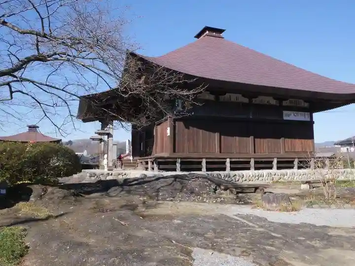 龍石寺の本殿・本堂