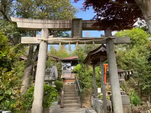 横浜御嶽神社の鳥居