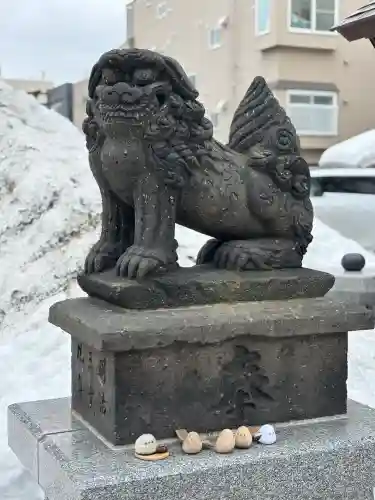 札幌諏訪神社の{uncategorized: "未分類", other: "その他", undefined: "問題あり", building: "その他建物", grave: "お墓", sacred_gate: "鳥居", guardian: "狛犬", statue: "像", buddha: "仏像", history: "歴史", nature: "自然", garden: "庭園", animal: "動物", pagoda: "塔", temizu: "手水舎", mountain_gate: "山門・神門", sanctuary: "本殿・本堂", subordinate: "末社・摂社", art: "芸術", scenery: "景色", jizo: "地蔵", ema: "絵馬", goshuin: "御朱印", omikuji: "おみくじ", items: "授与品その他", amulet: "お守り", goshuincho: "御朱印帳", eats: "食事", festival: "お祭り", votive_dance: "神楽", shichigosan: "七五三参", wedding: "結婚式", experience: "体験その他", initially: "初詣", around: "周辺", anti_infection: "感染症対策"}