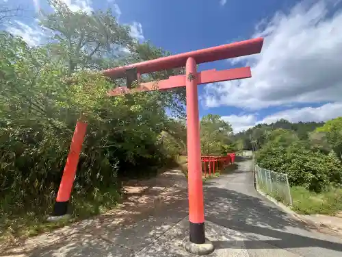 丸高稲荷神社の{uncategorized: "未分類", other: "その他", undefined: "問題あり", building: "その他建物", grave: "お墓", sacred_gate: "鳥居", guardian: "狛犬", statue: "像", buddha: "仏像", history: "歴史", nature: "自然", garden: "庭園", animal: "動物", pagoda: "塔", temizu: "手水舎", mountain_gate: "山門・神門", sanctuary: "本殿・本堂", subordinate: "末社・摂社", art: "芸術", scenery: "景色", jizo: "地蔵", ema: "絵馬", goshuin: "御朱印", omikuji: "おみくじ", items: "授与品その他", amulet: "お守り", goshuincho: "御朱印帳", eats: "食事", festival: "お祭り", votive_dance: "神楽", shichigosan: "七五三参", wedding: "結婚式", experience: "体験その他", initially: "初詣", around: "周辺", anti_infection: "感染症対策"}