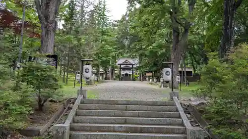 義經神社の庭園