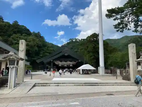 出雲大社神楽殿の{uncategorized: "未分類", other: "その他", undefined: "問題あり", building: "その他建物", grave: "お墓", sacred_gate: "鳥居", guardian: "狛犬", statue: "像", buddha: "仏像", history: "歴史", nature: "自然", garden: "庭園", animal: "動物", pagoda: "塔", temizu: "手水舎", mountain_gate: "山門・神門", sanctuary: "本殿・本堂", subordinate: "末社・摂社", art: "芸術", scenery: "景色", jizo: "地蔵", ema: "絵馬", goshuin: "御朱印", omikuji: "おみくじ", items: "授与品その他", amulet: "お守り", goshuincho: "御朱印帳", eats: "食事", festival: "お祭り", votive_dance: "神楽", shichigosan: "七五三参", wedding: "結婚式", experience: "体験その他", initially: "初詣", around: "周辺", anti_infection: "感染症対策"}