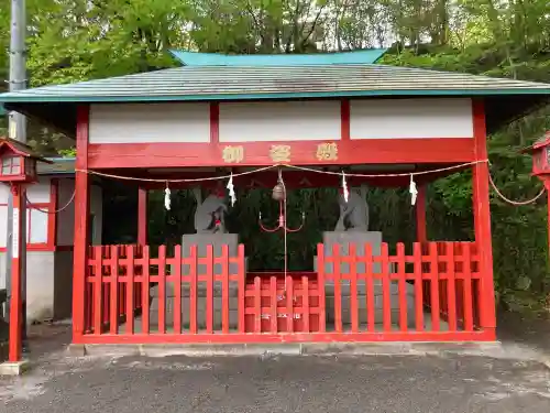 鼻顔稲荷神社の{uncategorized: "未分類", other: "その他", undefined: "問題あり", building: "その他建物", grave: "お墓", sacred_gate: "鳥居", guardian: "狛犬", statue: "像", buddha: "仏像", history: "歴史", nature: "自然", garden: "庭園", animal: "動物", pagoda: "塔", temizu: "手水舎", mountain_gate: "山門・神門", sanctuary: "本殿・本堂", subordinate: "末社・摂社", art: "芸術", scenery: "景色", jizo: "地蔵", ema: "絵馬", goshuin: "御朱印", omikuji: "おみくじ", items: "授与品その他", amulet: "お守り", goshuincho: "御朱印帳", eats: "食事", festival: "お祭り", votive_dance: "神楽", shichigosan: "七五三参", wedding: "結婚式", experience: "体験その他", initially: "初詣", around: "周辺", anti_infection: "感染症対策"}
