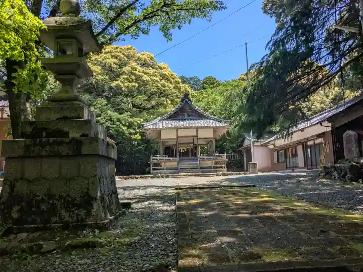 闇見神社の{uncategorized: "未分類", other: "その他", undefined: "問題あり", building: "その他建物", grave: "お墓", sacred_gate: "鳥居", guardian: "狛犬", statue: "像", buddha: "仏像", history: "歴史", nature: "自然", garden: "庭園", animal: "動物", pagoda: "塔", temizu: "手水舎", mountain_gate: "山門・神門", sanctuary: "本殿・本堂", subordinate: "末社・摂社", art: "芸術", scenery: "景色", jizo: "地蔵", ema: "絵馬", goshuin: "御朱印", omikuji: "おみくじ", items: "授与品その他", amulet: "お守り", goshuincho: "御朱印帳", eats: "食事", festival: "お祭り", votive_dance: "神楽", shichigosan: "七五三参", wedding: "結婚式", experience: "体験その他", initially: "初詣", around: "周辺", anti_infection: "感染症対策"}