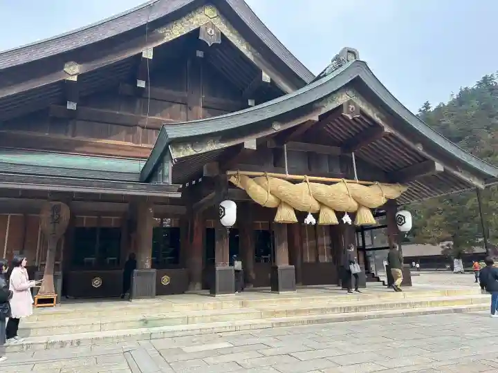 出雲大社の{uncategorized: "未分類", other: "その他", undefined: "問題あり", building: "その他建物", grave: "お墓", sacred_gate: "鳥居", guardian: "狛犬", statue: "像", buddha: "仏像", history: "歴史", nature: "自然", garden: "庭園", animal: "動物", pagoda: "塔", temizu: "手水舎", mountain_gate: "山門・神門", sanctuary: "本殿・本堂", subordinate: "末社・摂社", art: "芸術", scenery: "景色", jizo: "地蔵", ema: "絵馬", goshuin: "御朱印", omikuji: "おみくじ", items: "授与品その他", amulet: "お守り", goshuincho: "御朱印帳", eats: "食事", festival: "お祭り", votive_dance: "神楽", shichigosan: "七五三参", wedding: "結婚式", experience: "体験その他", initially: "初詣", around: "周辺", anti_infection: "感染症対策"}