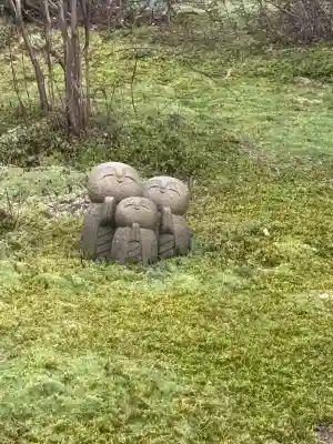 詩仙堂（丈山寺）の{uncategorized: "未分類", other: "その他", undefined: "問題あり", building: "その他建物", grave: "お墓", sacred_gate: "鳥居", guardian: "狛犬", statue: "像", buddha: "仏像", history: "歴史", nature: "自然", garden: "庭園", animal: "動物", pagoda: "塔", temizu: "手水舎", mountain_gate: "山門・神門", sanctuary: "本殿・本堂", subordinate: "末社・摂社", art: "芸術", scenery: "景色", jizo: "地蔵", ema: "絵馬", goshuin: "御朱印", omikuji: "おみくじ", items: "授与品その他", amulet: "お守り", goshuincho: "御朱印帳", eats: "食事", festival: "お祭り", votive_dance: "神楽", shichigosan: "七五三参", wedding: "結婚式", experience: "体験その他", initially: "初詣", around: "周辺", anti_infection: "感染症対策"}