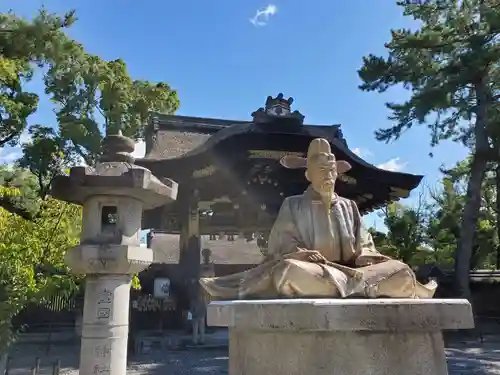 豊国神社の像