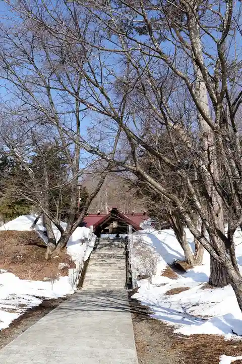 新得神社の庭園