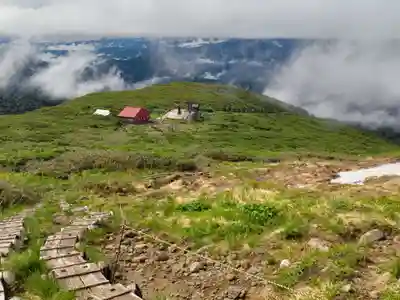 月山神社本宮の周辺