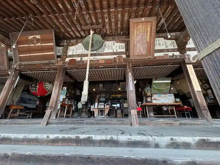園城寺(三井寺)の{uncategorized: "未分類", other: "その他", undefined: "問題あり", building: "その他建物", grave: "お墓", sacred_gate: "鳥居", guardian: "狛犬", statue: "像", buddha: "仏像", history: "歴史", nature: "自然", garden: "庭園", animal: "動物", pagoda: "塔", temizu: "手水舎", mountain_gate: "山門・神門", sanctuary: "本殿・本堂", subordinate: "末社・摂社", art: "芸術", scenery: "景色", jizo: "地蔵", ema: "絵馬", goshuin: "御朱印", omikuji: "おみくじ", items: "授与品その他", amulet: "お守り", goshuincho: "御朱印帳", eats: "食事", festival: "お祭り", votive_dance: "神楽", shichigosan: "七五三参", wedding: "結婚式", experience: "体験その他", initially: "初詣", around: "周辺", anti_infection: "感染症対策"}