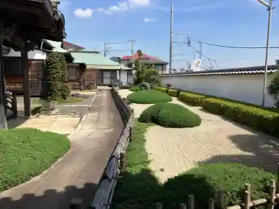 蓮法寺の{uncategorized: "未分類", other: "その他", undefined: "問題あり", building: "その他建物", grave: "お墓", sacred_gate: "鳥居", guardian: "狛犬", statue: "像", buddha: "仏像", history: "歴史", nature: "自然", garden: "庭園", animal: "動物", pagoda: "塔", temizu: "手水舎", mountain_gate: "山門・神門", sanctuary: "本殿・本堂", subordinate: "末社・摂社", art: "芸術", scenery: "景色", jizo: "地蔵", ema: "絵馬", goshuin: "御朱印", omikuji: "おみくじ", items: "授与品その他", amulet: "お守り", goshuincho: "御朱印帳", eats: "食事", festival: "お祭り", votive_dance: "神楽", shichigosan: "七五三参", wedding: "結婚式", experience: "体験その他", initially: "初詣", around: "周辺", anti_infection: "感染症対策"}