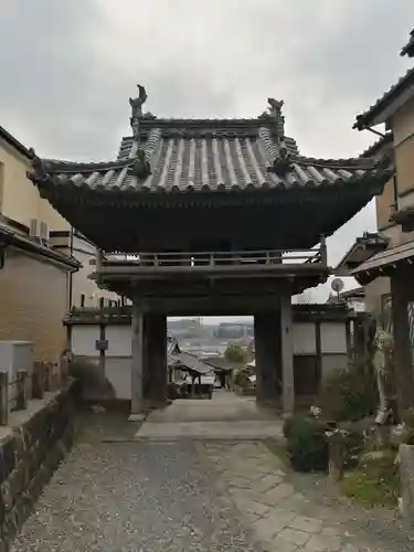 遍照寺の山門