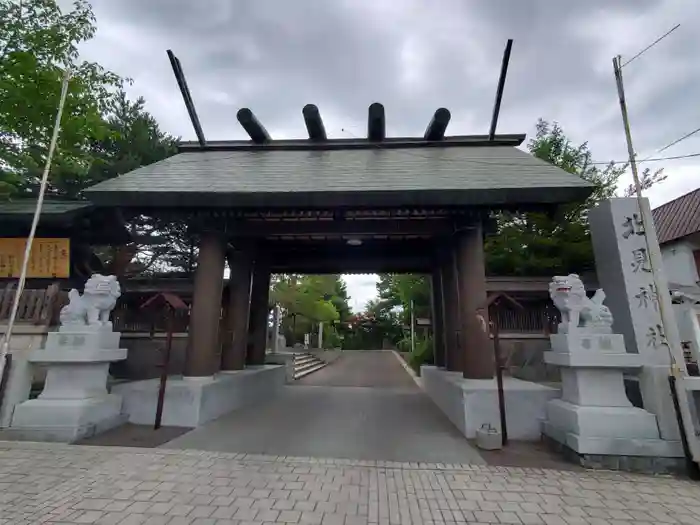 北見神社の山門