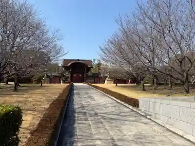 総持寺の{uncategorized: "未分類", other: "その他", undefined: "問題あり", building: "その他建物", grave: "お墓", sacred_gate: "鳥居", guardian: "狛犬", statue: "像", buddha: "仏像", history: "歴史", nature: "自然", garden: "庭園", animal: "動物", pagoda: "塔", temizu: "手水舎", mountain_gate: "山門・神門", sanctuary: "本殿・本堂", subordinate: "末社・摂社", art: "芸術", scenery: "景色", jizo: "地蔵", ema: "絵馬", goshuin: "御朱印", omikuji: "おみくじ", items: "授与品その他", amulet: "お守り", goshuincho: "御朱印帳", eats: "食事", festival: "お祭り", votive_dance: "神楽", shichigosan: "七五三参", wedding: "結婚式", experience: "体験その他", initially: "初詣", around: "周辺", anti_infection: "感染症対策"}