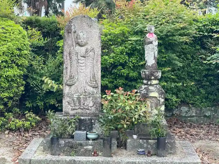 西蓮寺の{uncategorized: "未分類", other: "その他", undefined: "問題あり", building: "その他建物", grave: "お墓", sacred_gate: "鳥居", guardian: "狛犬", statue: "像", buddha: "仏像", history: "歴史", nature: "自然", garden: "庭園", animal: "動物", pagoda: "塔", temizu: "手水舎", mountain_gate: "山門・神門", sanctuary: "本殿・本堂", subordinate: "末社・摂社", art: "芸術", scenery: "景色", jizo: "地蔵", ema: "絵馬", goshuin: "御朱印", omikuji: "おみくじ", items: "授与品その他", amulet: "お守り", goshuincho: "御朱印帳", eats: "食事", festival: "お祭り", votive_dance: "神楽", shichigosan: "七五三参", wedding: "結婚式", experience: "体験その他", initially: "初詣", around: "周辺", anti_infection: "感染症対策"}