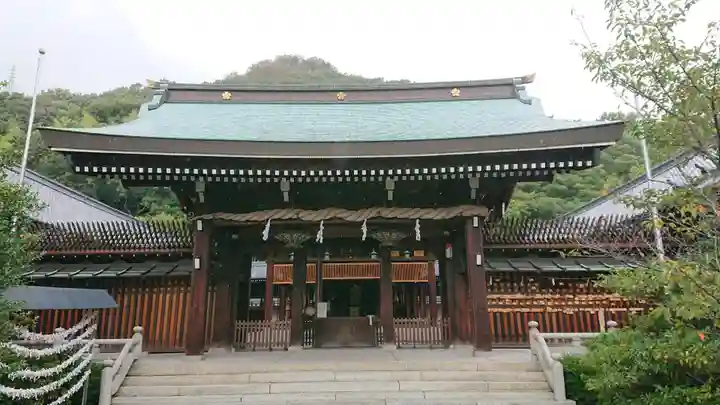 愛媛縣護國神社の山門・神門