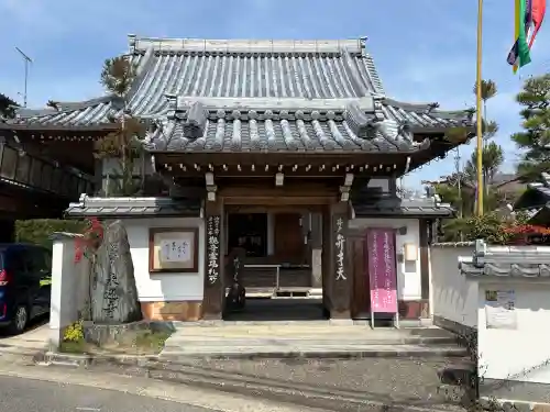 来迎寺(井戸来迎寺・紫雲山来迎寺)の{uncategorized: "未分類", other: "その他", undefined: "問題あり", building: "その他建物", grave: "お墓", sacred_gate: "鳥居", guardian: "狛犬", statue: "像", buddha: "仏像", history: "歴史", nature: "自然", garden: "庭園", animal: "動物", pagoda: "塔", temizu: "手水舎", mountain_gate: "山門・神門", sanctuary: "本殿・本堂", subordinate: "末社・摂社", art: "芸術", scenery: "景色", jizo: "地蔵", ema: "絵馬", goshuin: "御朱印", omikuji: "おみくじ", items: "授与品その他", amulet: "お守り", goshuincho: "御朱印帳", eats: "食事", festival: "お祭り", votive_dance: "神楽", shichigosan: "七五三参", wedding: "結婚式", experience: "体験その他", initially: "初詣", around: "周辺", anti_infection: "感染症対策"}