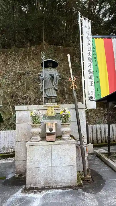 大本山七宝瀧寺の{uncategorized: "未分類", other: "その他", undefined: "問題あり", building: "その他建物", grave: "お墓", sacred_gate: "鳥居", guardian: "狛犬", statue: "像", buddha: "仏像", history: "歴史", nature: "自然", garden: "庭園", animal: "動物", pagoda: "塔", temizu: "手水舎", mountain_gate: "山門・神門", sanctuary: "本殿・本堂", subordinate: "末社・摂社", art: "芸術", scenery: "景色", jizo: "地蔵", ema: "絵馬", goshuin: "御朱印", omikuji: "おみくじ", items: "授与品その他", amulet: "お守り", goshuincho: "御朱印帳", eats: "食事", festival: "お祭り", votive_dance: "神楽", shichigosan: "七五三参", wedding: "結婚式", experience: "体験その他", initially: "初詣", around: "周辺", anti_infection: "感染症対策"}