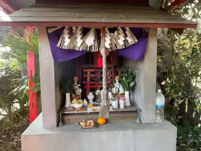 嬉野稲荷神社の{uncategorized: "未分類", other: "その他", undefined: "問題あり", building: "その他建物", grave: "お墓", sacred_gate: "鳥居", guardian: "狛犬", statue: "像", buddha: "仏像", history: "歴史", nature: "自然", garden: "庭園", animal: "動物", pagoda: "塔", temizu: "手水舎", mountain_gate: "山門・神門", sanctuary: "本殿・本堂", subordinate: "末社・摂社", art: "芸術", scenery: "景色", jizo: "地蔵", ema: "絵馬", goshuin: "御朱印", omikuji: "おみくじ", items: "授与品その他", amulet: "お守り", goshuincho: "御朱印帳", eats: "食事", festival: "お祭り", votive_dance: "神楽", shichigosan: "七五三参", wedding: "結婚式", experience: "体験その他", initially: "初詣", around: "周辺", anti_infection: "感染症対策"}