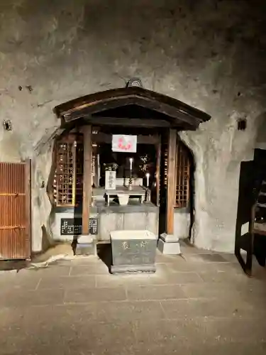 城戸ノ滝不動堂の{uncategorized: "未分類", other: "その他", undefined: "問題あり", building: "その他建物", grave: "お墓", sacred_gate: "鳥居", guardian: "狛犬", statue: "像", buddha: "仏像", history: "歴史", nature: "自然", garden: "庭園", animal: "動物", pagoda: "塔", temizu: "手水舎", mountain_gate: "山門・神門", sanctuary: "本殿・本堂", subordinate: "末社・摂社", art: "芸術", scenery: "景色", jizo: "地蔵", ema: "絵馬", goshuin: "御朱印", omikuji: "おみくじ", items: "授与品その他", amulet: "お守り", goshuincho: "御朱印帳", eats: "食事", festival: "お祭り", votive_dance: "神楽", shichigosan: "七五三参", wedding: "結婚式", experience: "体験その他", initially: "初詣", around: "周辺", anti_infection: "感染症対策"}