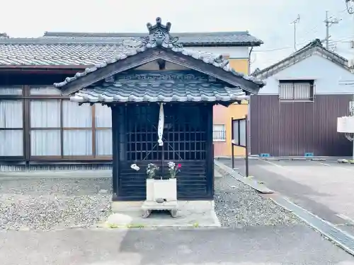 地蔵堂 (繁栄地蔵尊)の{uncategorized: "未分類", other: "その他", undefined: "問題あり", building: "その他建物", grave: "お墓", sacred_gate: "鳥居", guardian: "狛犬", statue: "像", buddha: "仏像", history: "歴史", nature: "自然", garden: "庭園", animal: "動物", pagoda: "塔", temizu: "手水舎", mountain_gate: "山門・神門", sanctuary: "本殿・本堂", subordinate: "末社・摂社", art: "芸術", scenery: "景色", jizo: "地蔵", ema: "絵馬", goshuin: "御朱印", omikuji: "おみくじ", items: "授与品その他", amulet: "お守り", goshuincho: "御朱印帳", eats: "食事", festival: "お祭り", votive_dance: "神楽", shichigosan: "七五三参", wedding: "結婚式", experience: "体験その他", initially: "初詣", around: "周辺", anti_infection: "感染症対策"}