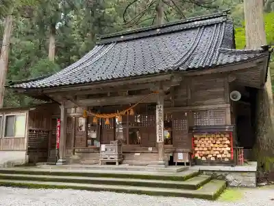 雄山神社中宮祈願殿の{uncategorized: "未分類", other: "その他", undefined: "問題あり", building: "その他建物", grave: "お墓", sacred_gate: "鳥居", guardian: "狛犬", statue: "像", buddha: "仏像", history: "歴史", nature: "自然", garden: "庭園", animal: "動物", pagoda: "塔", temizu: "手水舎", mountain_gate: "山門・神門", sanctuary: "本殿・本堂", subordinate: "末社・摂社", art: "芸術", scenery: "景色", jizo: "地蔵", ema: "絵馬", goshuin: "御朱印", omikuji: "おみくじ", items: "授与品その他", amulet: "お守り", goshuincho: "御朱印帳", eats: "食事", festival: "お祭り", votive_dance: "神楽", shichigosan: "七五三参", wedding: "結婚式", experience: "体験その他", initially: "初詣", around: "周辺", anti_infection: "感染症対策"}