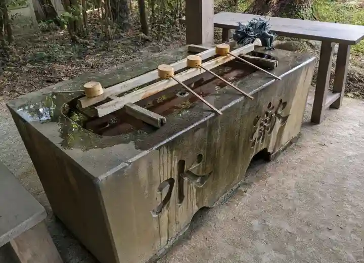 氷上姉子神社(熱田神宮摂社)の{uncategorized: "未分類", other: "その他", undefined: "問題あり", building: "その他建物", grave: "お墓", sacred_gate: "鳥居", guardian: "狛犬", statue: "像", buddha: "仏像", history: "歴史", nature: "自然", garden: "庭園", animal: "動物", pagoda: "塔", temizu: "手水舎", mountain_gate: "山門・神門", sanctuary: "本殿・本堂", subordinate: "末社・摂社", art: "芸術", scenery: "景色", jizo: "地蔵", ema: "絵馬", goshuin: "御朱印", omikuji: "おみくじ", items: "授与品その他", amulet: "お守り", goshuincho: "御朱印帳", eats: "食事", festival: "お祭り", votive_dance: "神楽", shichigosan: "七五三参", wedding: "結婚式", experience: "体験その他", initially: "初詣", around: "周辺", anti_infection: "感染症対策"}