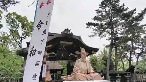 豊国神社の像