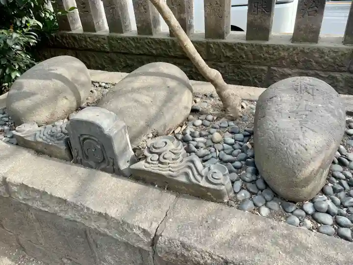 氷川鍬神社の{uncategorized: "未分類", other: "その他", undefined: "問題あり", building: "その他建物", grave: "お墓", sacred_gate: "鳥居", guardian: "狛犬", statue: "像", buddha: "仏像", history: "歴史", nature: "自然", garden: "庭園", animal: "動物", pagoda: "塔", temizu: "手水舎", mountain_gate: "山門・神門", sanctuary: "本殿・本堂", subordinate: "末社・摂社", art: "芸術", scenery: "景色", jizo: "地蔵", ema: "絵馬", goshuin: "御朱印", omikuji: "おみくじ", items: "授与品その他", amulet: "お守り", goshuincho: "御朱印帳", eats: "食事", festival: "お祭り", votive_dance: "神楽", shichigosan: "七五三参", wedding: "結婚式", experience: "体験その他", initially: "初詣", around: "周辺", anti_infection: "感染症対策"}