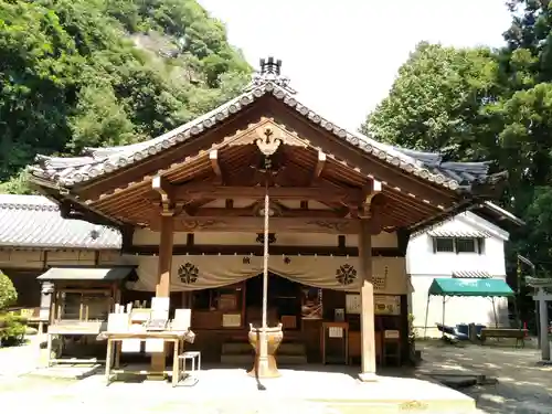 宝山寺の本殿