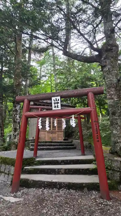新屋山神社奥宮(山梨県)