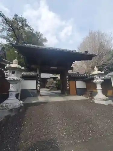 東漸寺の山門