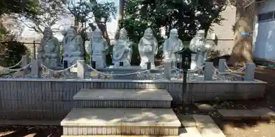 新作八幡宮の像