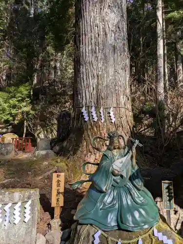 日光二荒山神社の{uncategorized: "未分類", other: "その他", undefined: "問題あり", building: "その他建物", grave: "お墓", sacred_gate: "鳥居", guardian: "狛犬", statue: "像", buddha: "仏像", history: "歴史", nature: "自然", garden: "庭園", animal: "動物", pagoda: "塔", temizu: "手水舎", mountain_gate: "山門・神門", sanctuary: "本殿・本堂", subordinate: "末社・摂社", art: "芸術", scenery: "景色", jizo: "地蔵", ema: "絵馬", goshuin: "御朱印", omikuji: "おみくじ", items: "授与品その他", amulet: "お守り", goshuincho: "御朱印帳", eats: "食事", festival: "お祭り", votive_dance: "神楽", shichigosan: "七五三参", wedding: "結婚式", experience: "体験その他", initially: "初詣", around: "周辺", anti_infection: "感染症対策"}