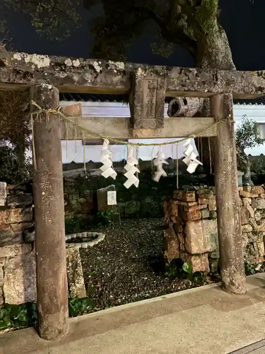 浜殿神社の{uncategorized: "未分類", other: "その他", undefined: "問題あり", building: "その他建物", grave: "お墓", sacred_gate: "鳥居", guardian: "狛犬", statue: "像", buddha: "仏像", history: "歴史", nature: "自然", garden: "庭園", animal: "動物", pagoda: "塔", temizu: "手水舎", mountain_gate: "山門・神門", sanctuary: "本殿・本堂", subordinate: "末社・摂社", art: "芸術", scenery: "景色", jizo: "地蔵", ema: "絵馬", goshuin: "御朱印", omikuji: "おみくじ", items: "授与品その他", amulet: "お守り", goshuincho: "御朱印帳", eats: "食事", festival: "お祭り", votive_dance: "神楽", shichigosan: "七五三参", wedding: "結婚式", experience: "体験その他", initially: "初詣", around: "周辺", anti_infection: "感染症対策"}