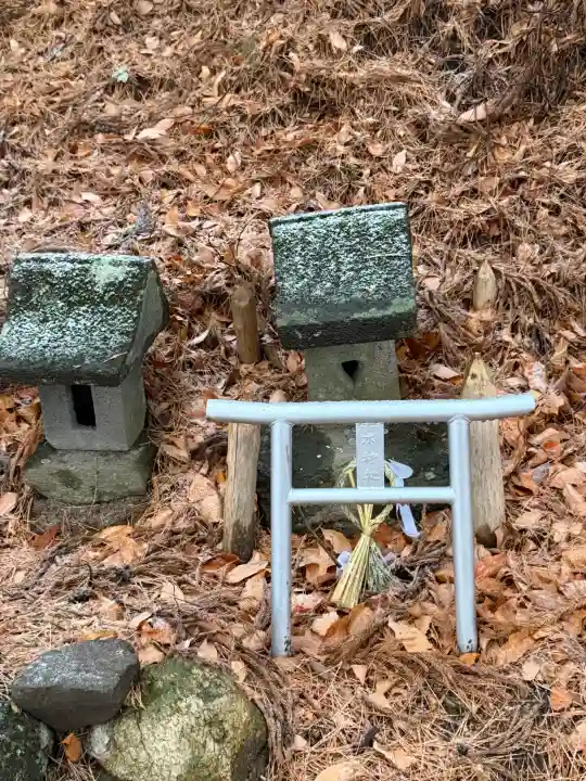 足長神社の{uncategorized: "未分類", other: "その他", undefined: "問題あり", building: "その他建物", grave: "お墓", sacred_gate: "鳥居", guardian: "狛犬", statue: "像", buddha: "仏像", history: "歴史", nature: "自然", garden: "庭園", animal: "動物", pagoda: "塔", temizu: "手水舎", mountain_gate: "山門・神門", sanctuary: "本殿・本堂", subordinate: "末社・摂社", art: "芸術", scenery: "景色", jizo: "地蔵", ema: "絵馬", goshuin: "御朱印", omikuji: "おみくじ", items: "授与品その他", amulet: "お守り", goshuincho: "御朱印帳", eats: "食事", festival: "お祭り", votive_dance: "神楽", shichigosan: "七五三参", wedding: "結婚式", experience: "体験その他", initially: "初詣", around: "周辺", anti_infection: "感染症対策"}
